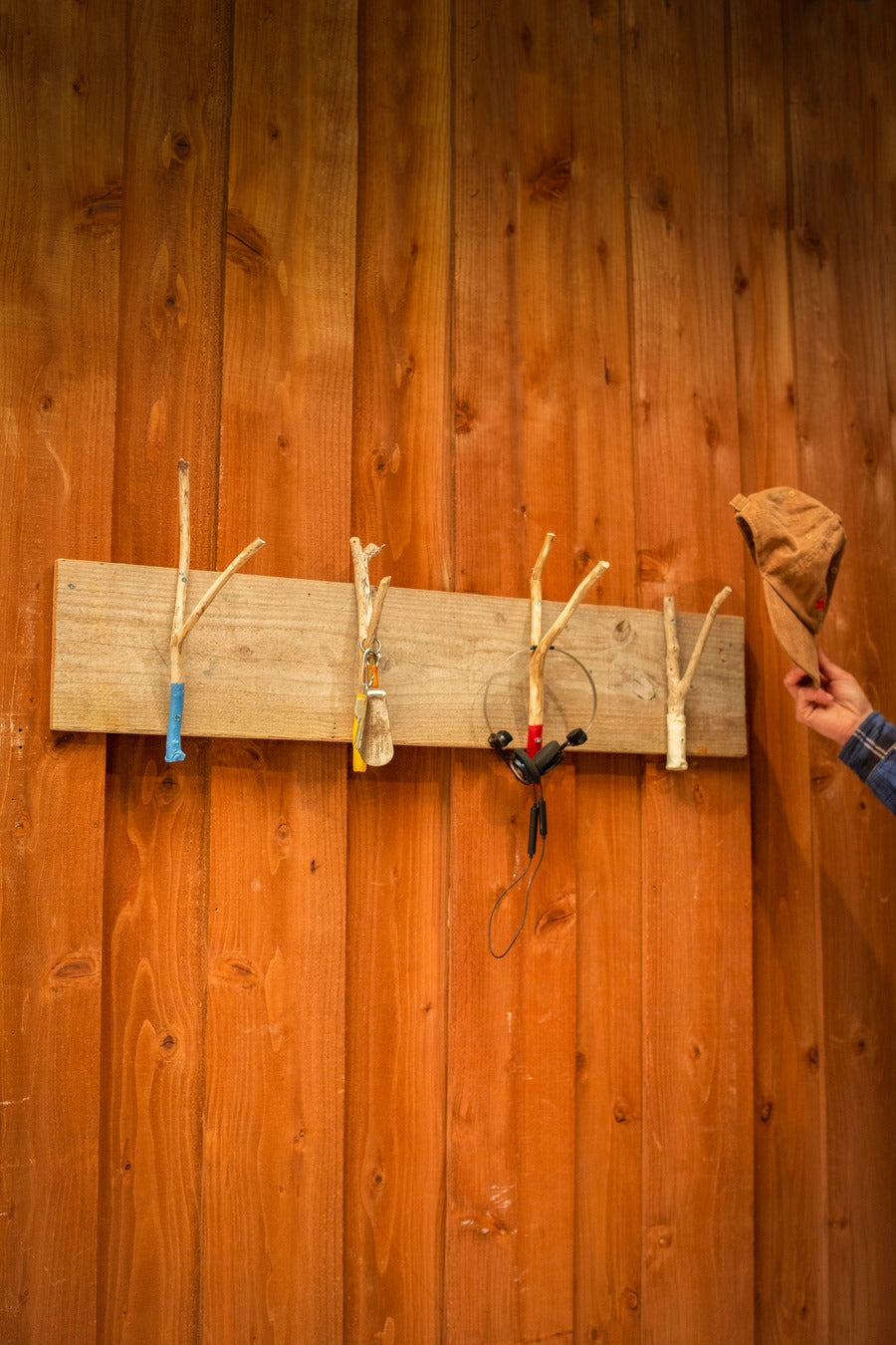 小枝を使ったウォールフック(DIY連載で制作したアイテム)