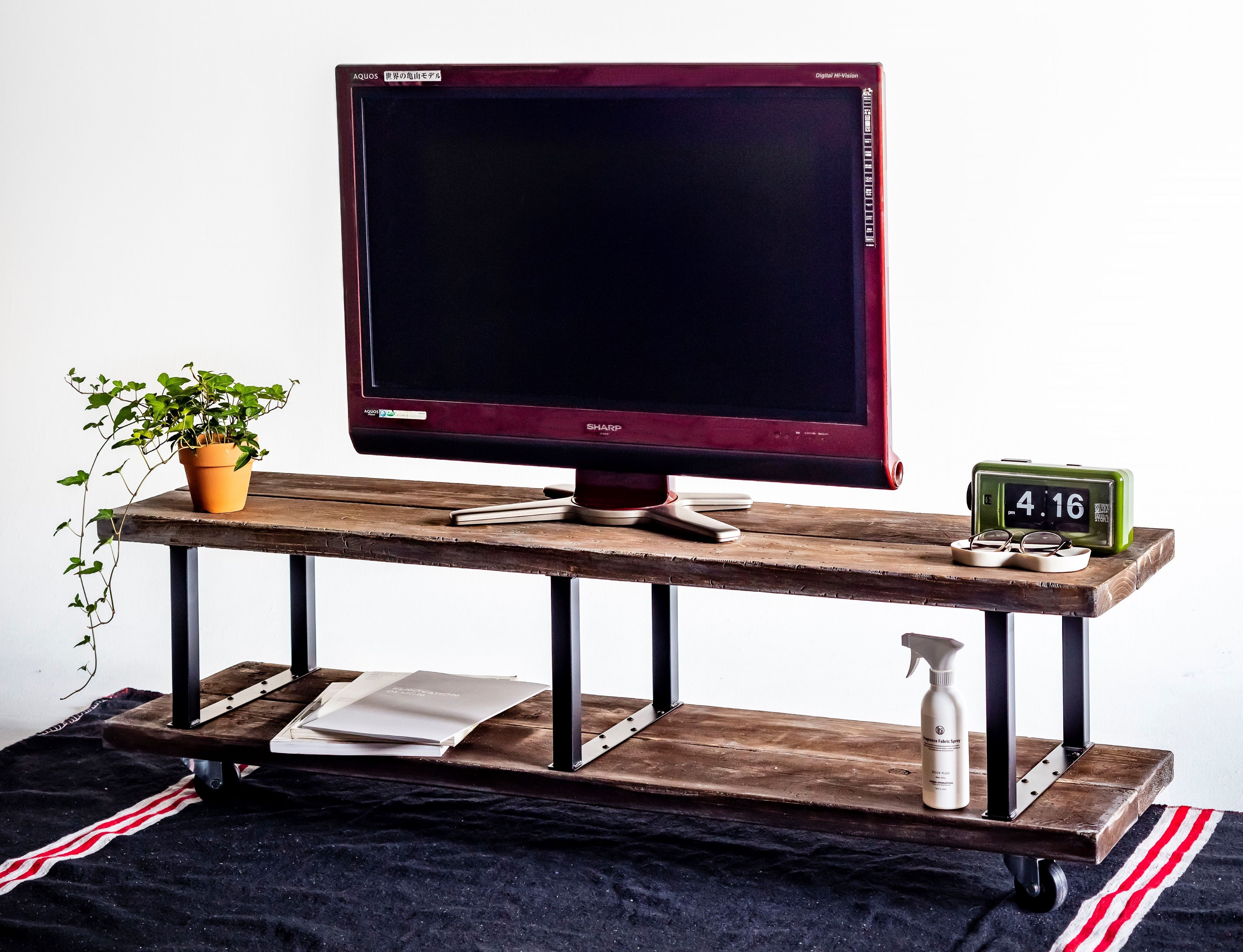 ダメージ加工したテレビボード(DIY)